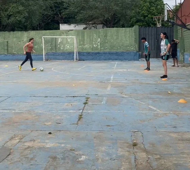 Alumnas entrenando fútbol de salón en la cancha del colegio