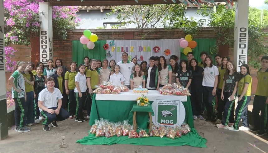 Alumnos y docentes reunidos frente al escenario del colegio en el festejo del Día de la Juventud